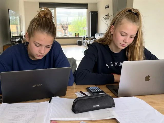 Foto: twee leerlingen studeren samen aan de keukentafel tijdens de toetsweek.